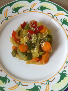 Una foto de Verduras al wok con salsa de soja y sésamo