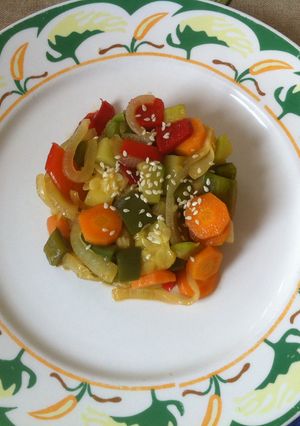Una foto de Verduras al wok con salsa de soja y sésamo