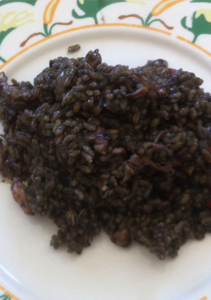 Una foto de Arroz negro con puntillitas