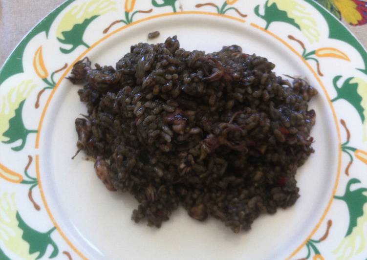 Arroz negro con puntillitas