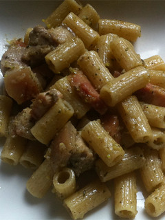 Una foto de Macarrones integrales con pistachos y bacon
