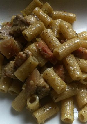 Una foto de Macarrones integrales con pistachos y bacon