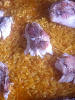 Una foto de Arroz a banda con pescado de roca