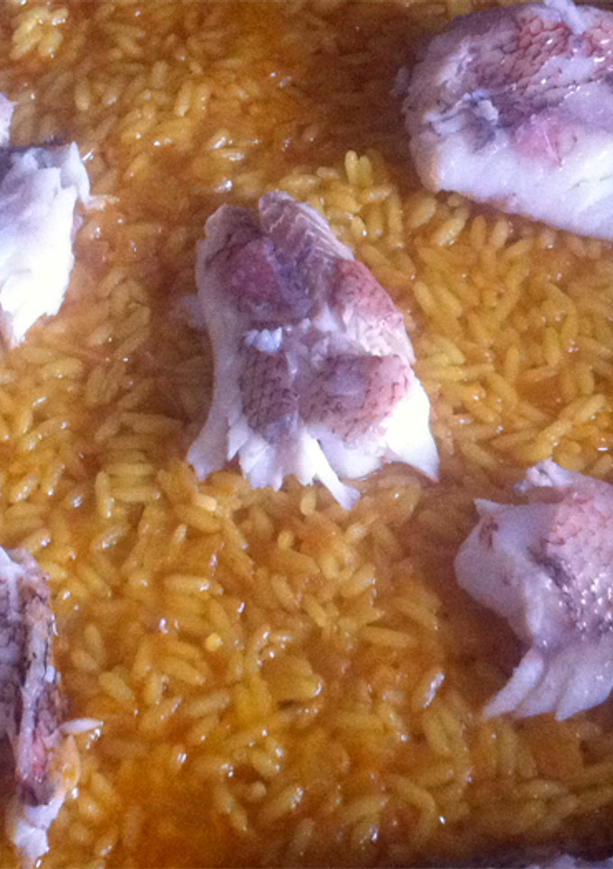 Una foto de Arroz a banda con pescado de roca
