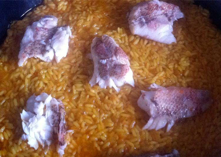Arroz a banda con pescado de roca