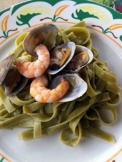 Una foto de Tallarines de espinacas con almejas y langostinos