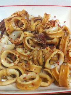 Una foto de Calamares salteados con polvo de chile