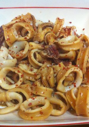 Una foto de Calamares salteados con polvo de chile