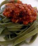 Tagliatelle de espinacas con salsa ragú
