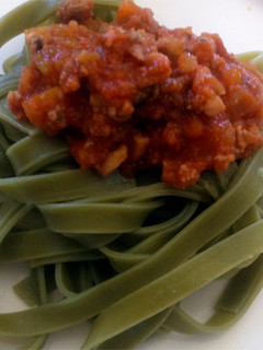 Una foto de Tagliatelle de espinacas con salsa ragú
