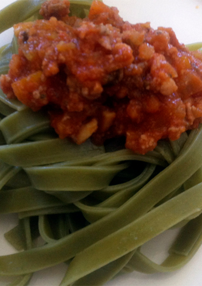 Una foto de Tagliatelle de espinacas con salsa ragú