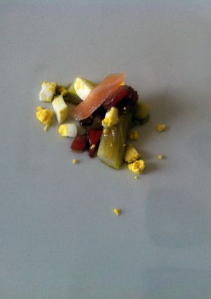 Una foto de Puerros con vinagreta y salmón