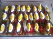 Una foto de ensalada de papa huevo y lechuga