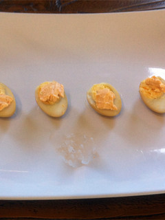 Una foto de Aperitivos de huevos de codorniz rellenos (Shoyu tamago no zensai)