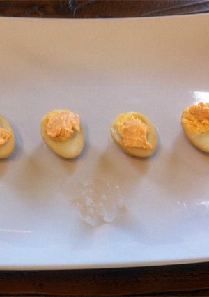 Una foto de Aperitivos de huevos de codorniz rellenos (Shoyu tamago no zensai)