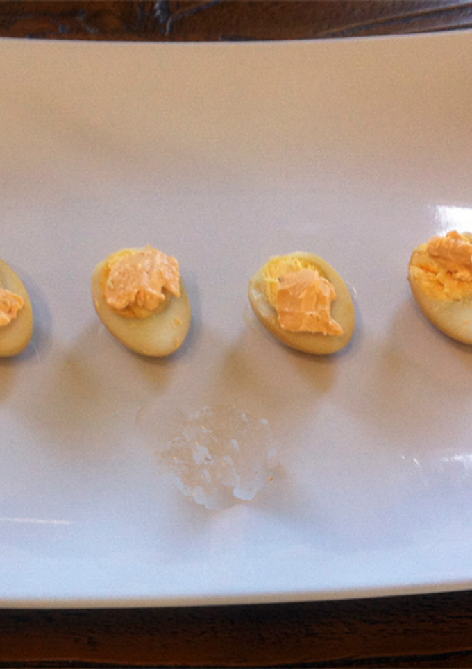 Una foto de Aperitivos de huevos de codorniz rellenos (Shoyu tamago no zensai)