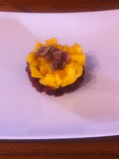 Una foto de Tartar de remolacha asada y mango