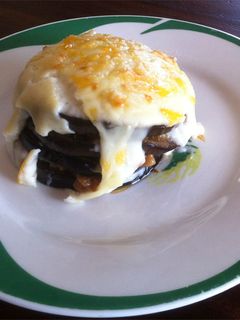 Una foto de Milhojas de berenjena y boloñesa