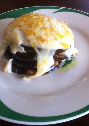 Una foto de Milhojas de berenjena y boloñesa
