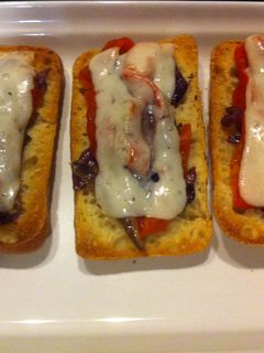 Una foto de Tostas de pimiento, anchoa y queso manchego