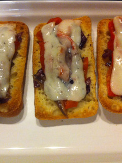Una foto de Tostas de pimiento, anchoa y queso manchego