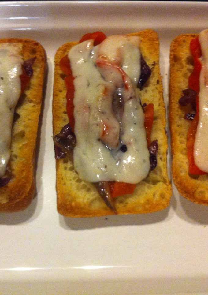Una foto de Tostas de pimiento, anchoa y queso manchego
