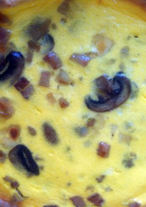 Una foto de Quiche de puerro, bacon y champiñones