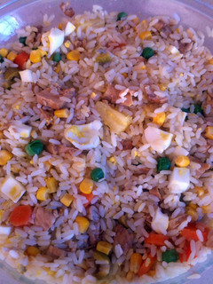 Una foto de Ensalada de arroz con pechuga de pollo a la salsa de soja