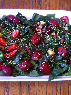 Una foto de Ensalada de espinacas y frutas