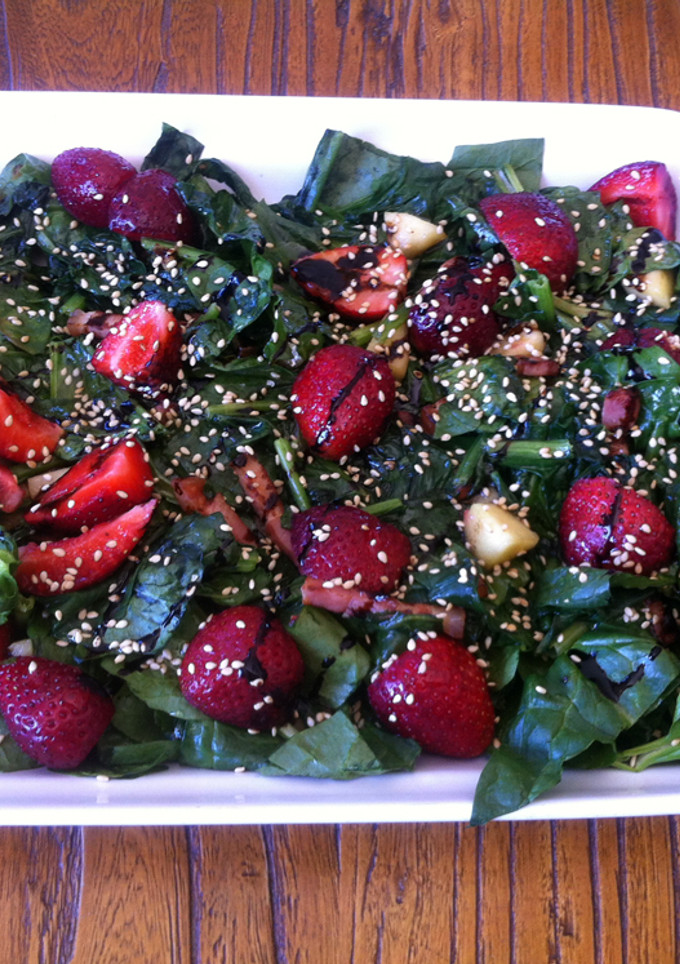 Una foto de Ensalada de espinacas y frutas