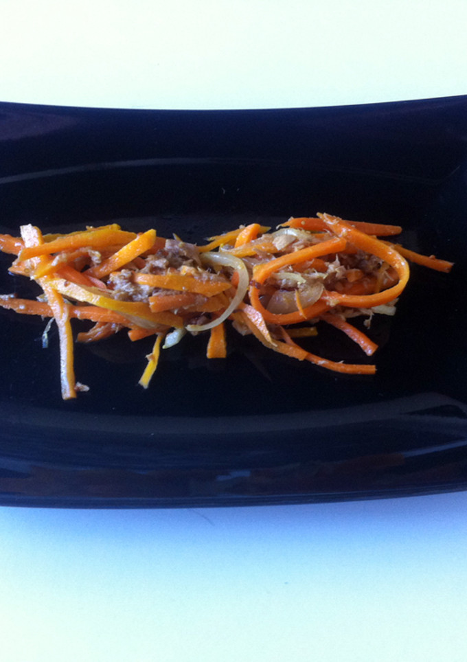 Una foto de Ensalada de zanahoria y atún