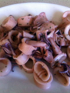 Una foto de Calamares salteados con ajo y perejil