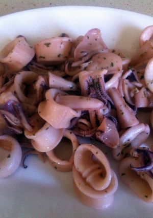 Una foto de Calamares salteados con ajo y perejil
