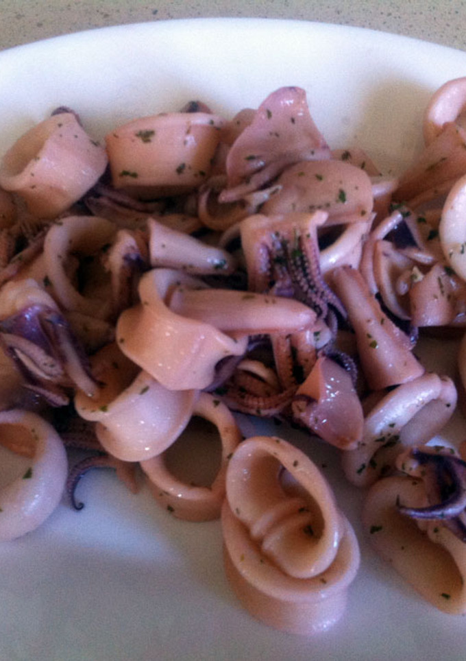 Una foto de Calamares salteados con ajo y perejil