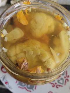 Una foto de Encurtidos veganos: coliflor con cúrcuma