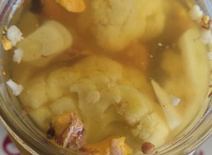 Encurtidos veganos: coliflor con cúrcuma Una foto de Encurtidos veganos: coliflor con cúrcuma
