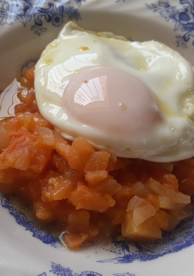 Una foto de HUEVO SOBRE TOMATE NATURAL 😋