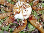 Una foto de ensalada de peras