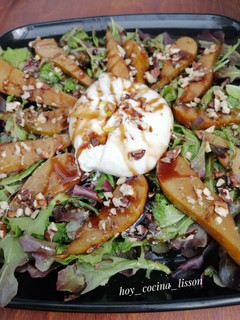 Una foto de Ensalada de pera caramelizada y burrata