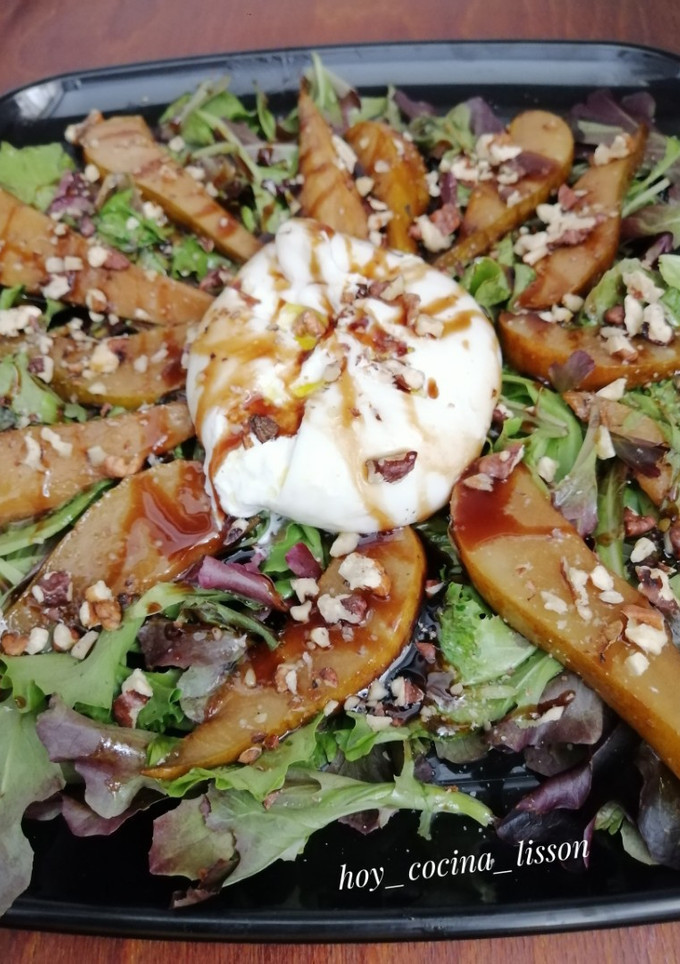 Una foto de Ensalada de pera caramelizada y burrata
