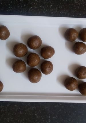 સૂંઠ ના સ્વાસ્થ્યવર્ધક બોલ (ginger healthy balls recipe in Gujarati) રેસીપી મુખ્ય ફોટો
