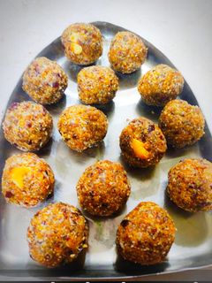 खजूर ड्रायफ्रुटस लाडू(khajoor dryfruit ladoo recipe in marathi) रेसिपी चे मुख्य फोटो