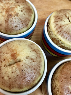 Una foto de Bizcochitos a la taza, de chocolate blanco y negro - en olla