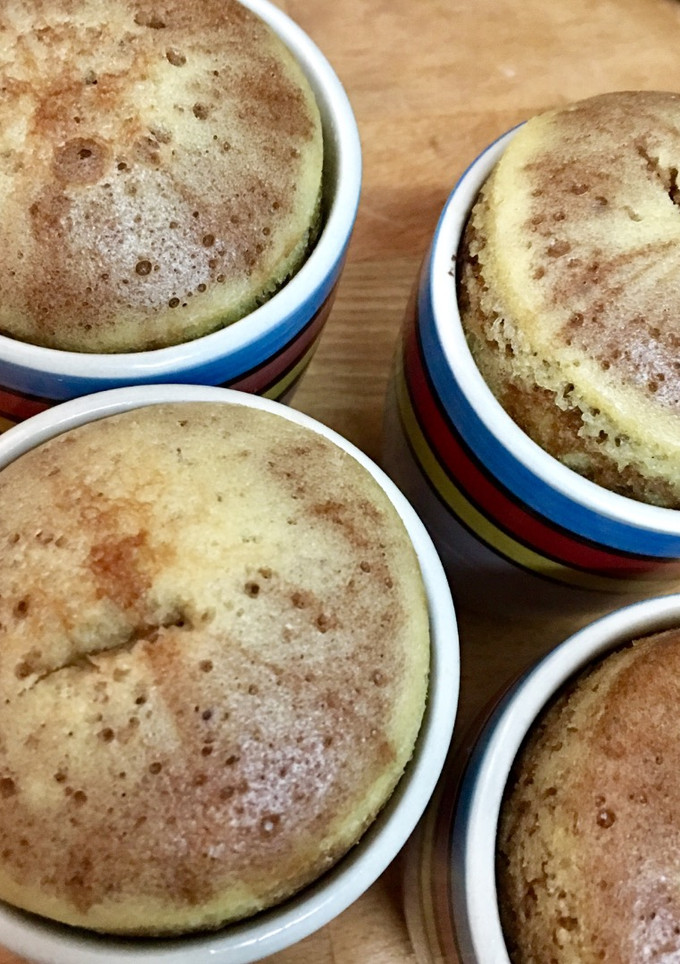 Una foto de Bizcochitos a la taza, de chocolate blanco y negro - en olla