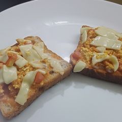A picture of Bread paneer pizza.