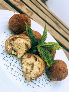 Una foto de Croquetas de pollo con toque de hierbabuena