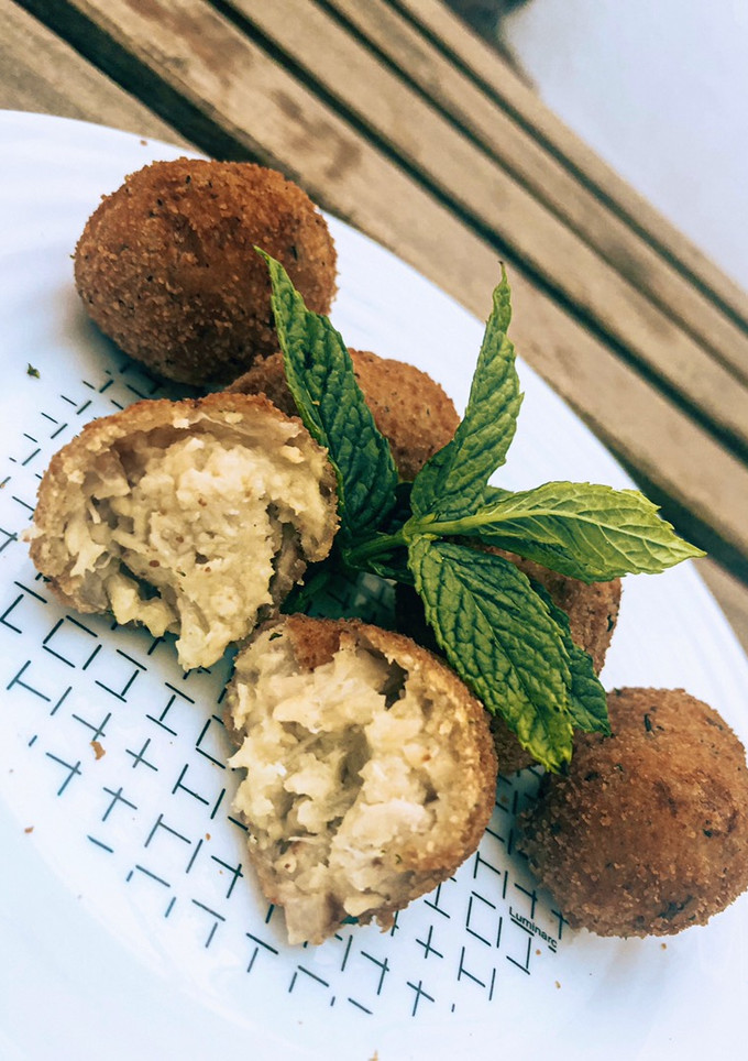 Una foto de Croquetas de pollo con toque de hierbabuena