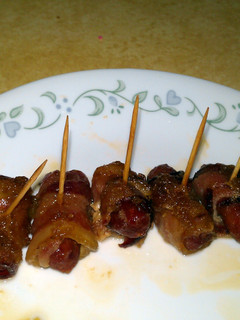 A picture of Bacon wrapped smokies.