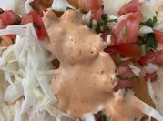 Una foto de tilapia en salsa de tomate