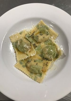 Una foto de Casonsei (masa impresa) rellena de papa y panceta con salsa de manteca, tomillo y queso
